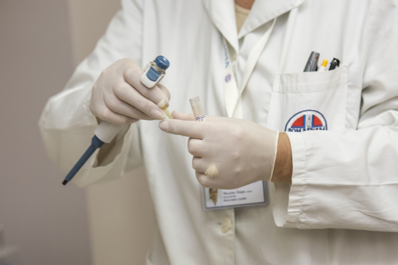 prothesiste-COLOMARS-min_person-white-care-medicine-health-laboratory-917211-pxhere.com